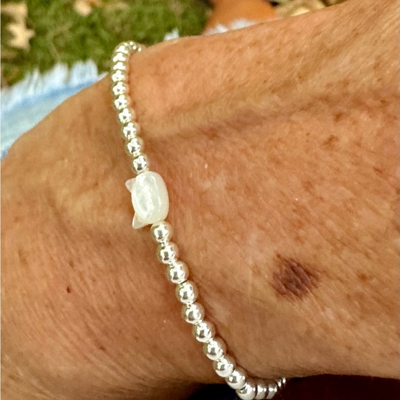 Kitty -Handmade 14k gold filled stretch mother of pearl kitty bracelet - Picture 4 of 12